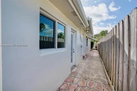 735 NE 38th Street Oakland Park FL 33334