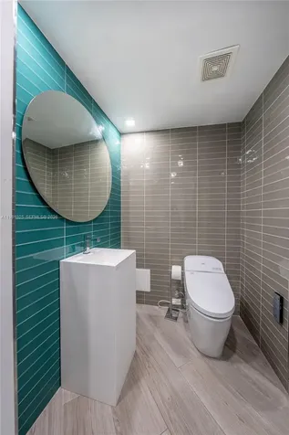 5255 Collins Avenue Miami Beach FL 33140