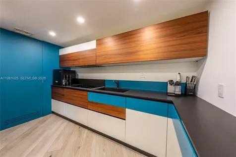 5255 Collins Avenue Miami Beach FL 33140