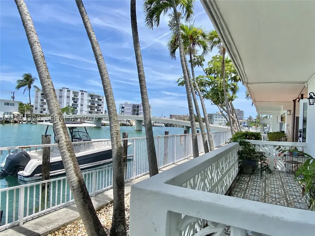 8040 Tatum Waterway Drive Miami Beach FL 33141