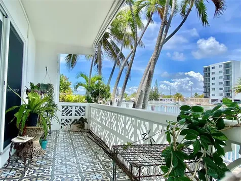 8040 Tatum Waterway Drive Miami Beach FL 33141