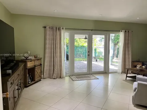 685 W 77th Street Hialeah FL 33014