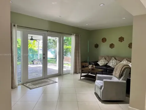 685 W 77th Street Hialeah FL 33014