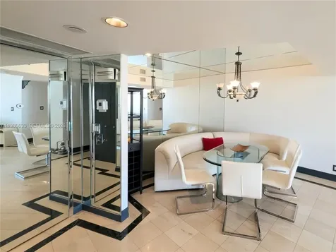 1000 W Island Boulevard Aventura FL 33160