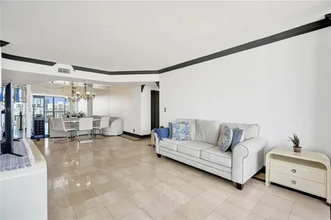 1000 W Island Boulevard Aventura FL 33160