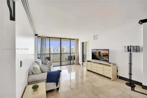 1000 W Island Boulevard Aventura FL 33160