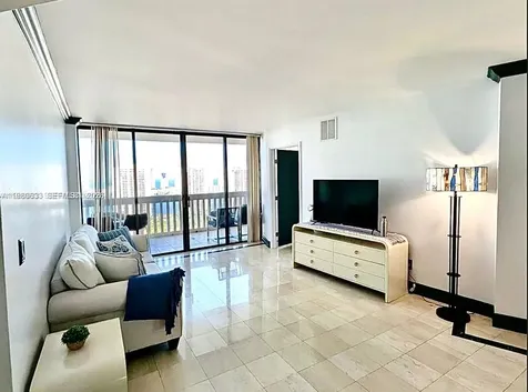 1000 W Island Boulevard Aventura FL 33160