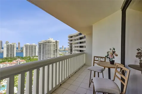 1000 W Island Boulevard Aventura FL 33160