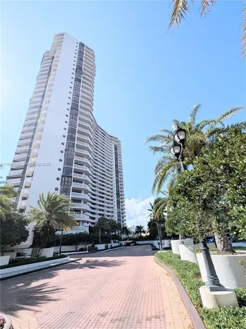 1000 W Island Boulevard Aventura FL 33160