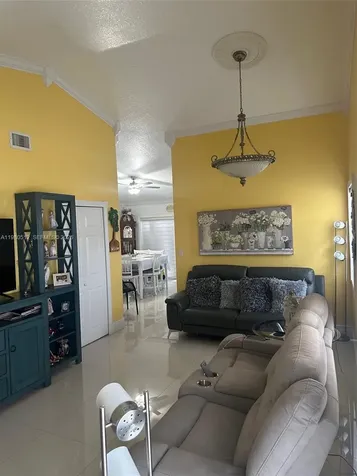 2501 W 73rd Place Hialeah FL 33016