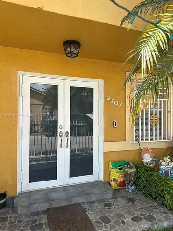 2501 W 73rd Place Hialeah FL 33016