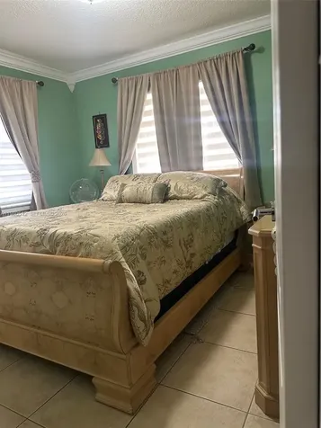 2501 W 73rd Place Hialeah FL 33016