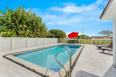 980 W 45th Place Hialeah FL 33012
