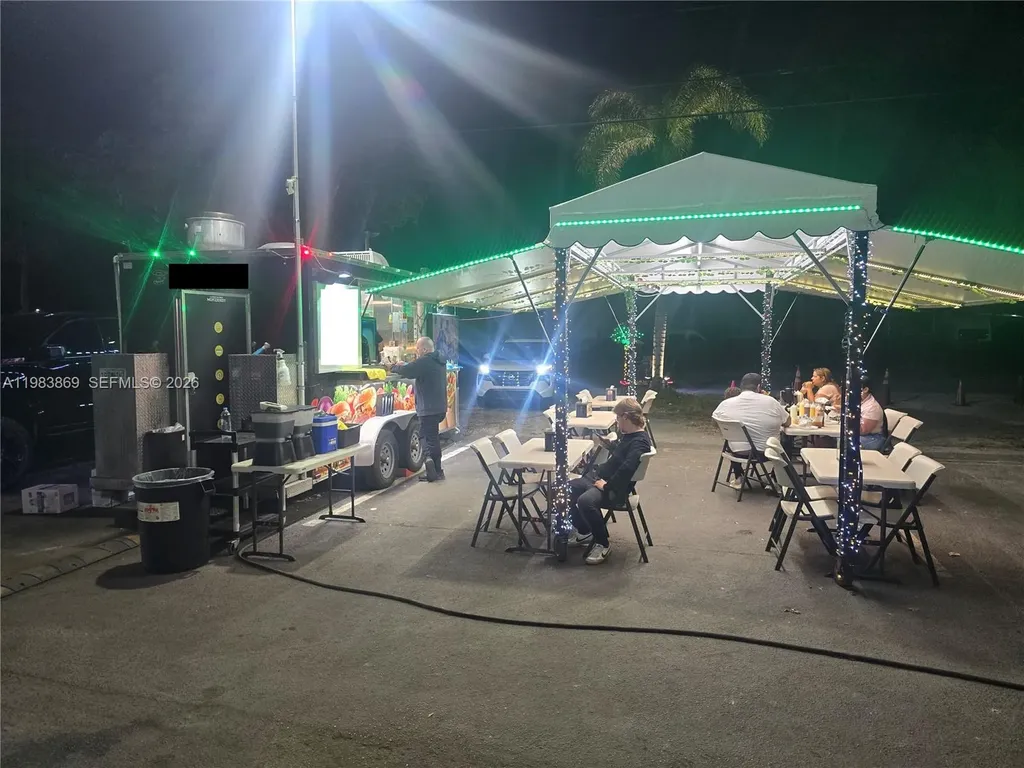 6439 Doral FL 33166
