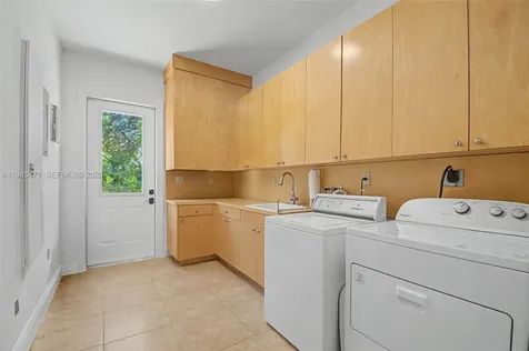 6075 SW 85th Avenue Miami FL 33143
