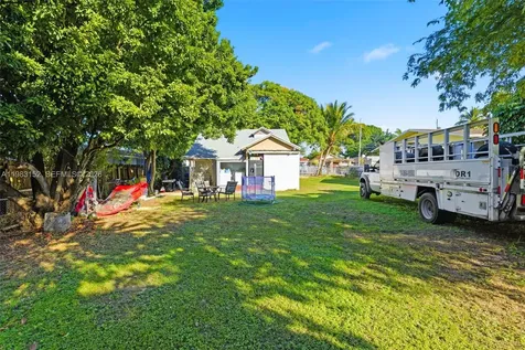 2142 NW 33rd Street Miami FL 33142