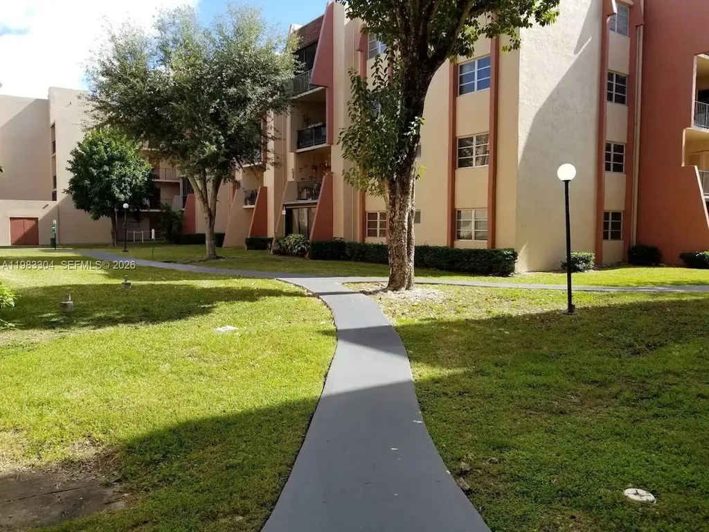 13715 Kendale Lakes Circle Miami FL 33183
