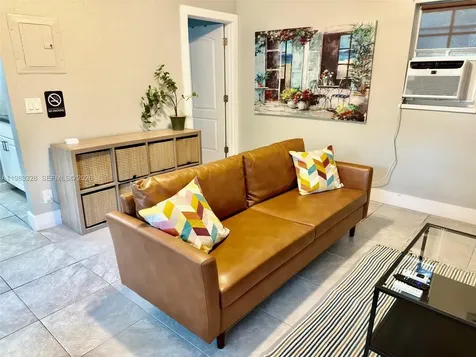 1009 Tequesta Fort Lauderdale FL 33311-6261