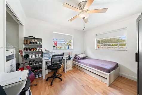 1040 SW 66th Avenue Pembroke Pines FL 33023