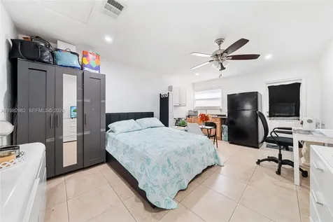 1040 SW 66th Avenue Pembroke Pines FL 33023
