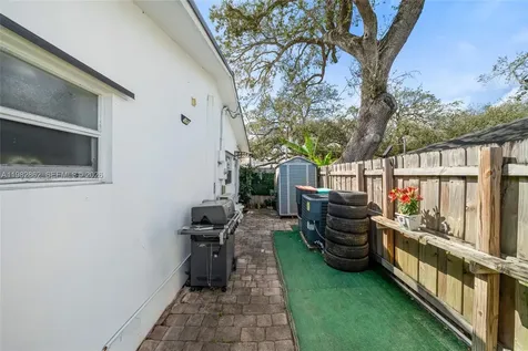1040 SW 66th Avenue Pembroke Pines FL 33023