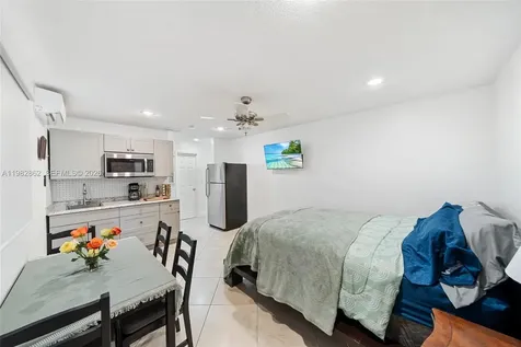 1040 SW 66th Avenue Pembroke Pines FL 33023