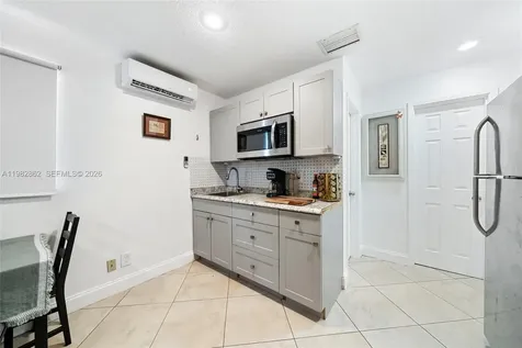 1040 SW 66th Avenue Pembroke Pines FL 33023