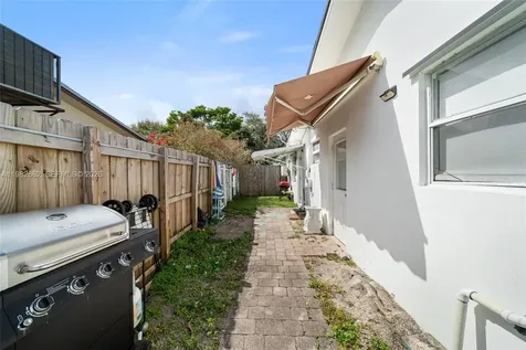 1040 SW 66th Avenue Pembroke Pines FL 33023