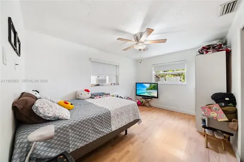 1040 SW 66th Avenue Pembroke Pines FL 33023