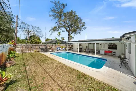 1040 SW 66th Avenue Pembroke Pines FL 33023