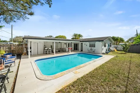 1040 SW 66th Avenue Pembroke Pines FL 33023