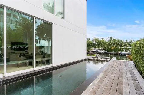 1011 W 48th Street Miami Beach FL 33140