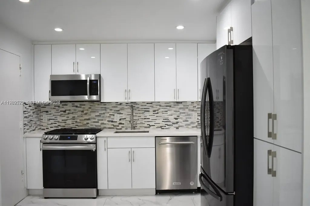 8024 Tatum Waterway Drive Miami Beach FL 33141