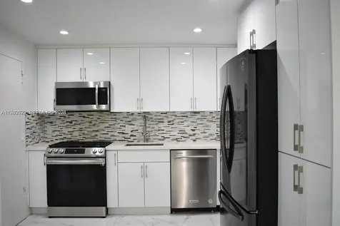 8024 Tatum Waterway Drive Miami Beach FL 33141