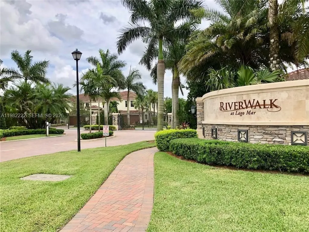 106 Riverwalk Circle E Plantation FL 33325