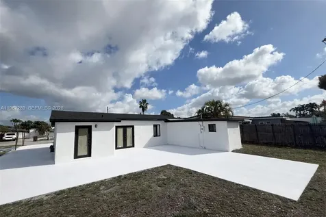 1014 W 66th Street Hialeah FL 33012