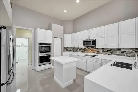 8006 N Savannah Circle Davie FL 33328