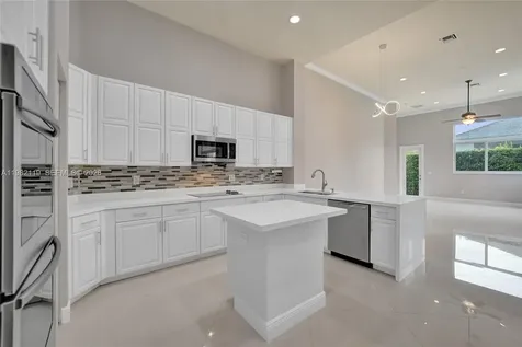 8006 N Savannah Circle Davie FL 33328