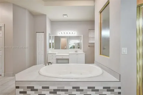 8006 N Savannah Circle Davie FL 33328