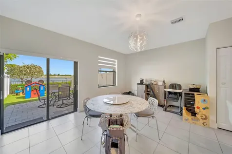11295 W 34th Way Hialeah Gardens FL 33018