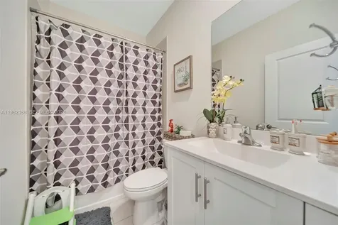 11295 W 34th Way Hialeah Gardens FL 33018