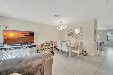 11295 W 34th Way Hialeah Gardens FL 33018