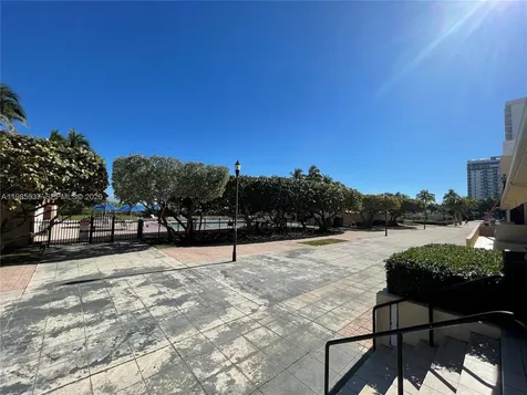 2555 Collins Avenue Miami Beach FL 33140
