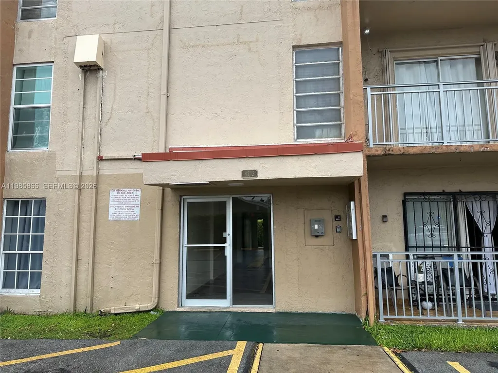 4713 NW 7th Street Miami FL 33126