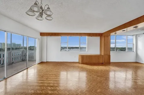 4001 Hillcrest Drive Hollywood FL 33021