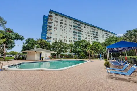 4001 Hillcrest Drive Hollywood FL 33021