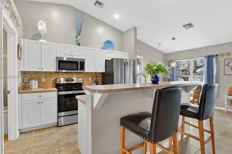 2707 NE 5th Avenue Other City - In The State Of Florida FL 33909