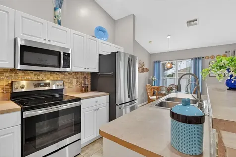 2707 NE 5th Avenue Other City - In The State Of Florida FL 33909