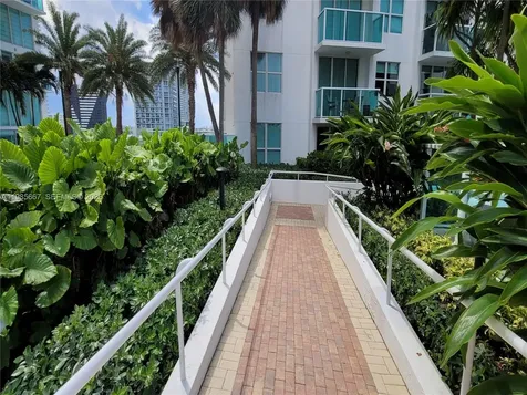 31 SE 5th Street Miami FL 33131