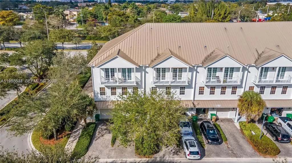 6841 N Lakeside Circle N Davie FL 33314